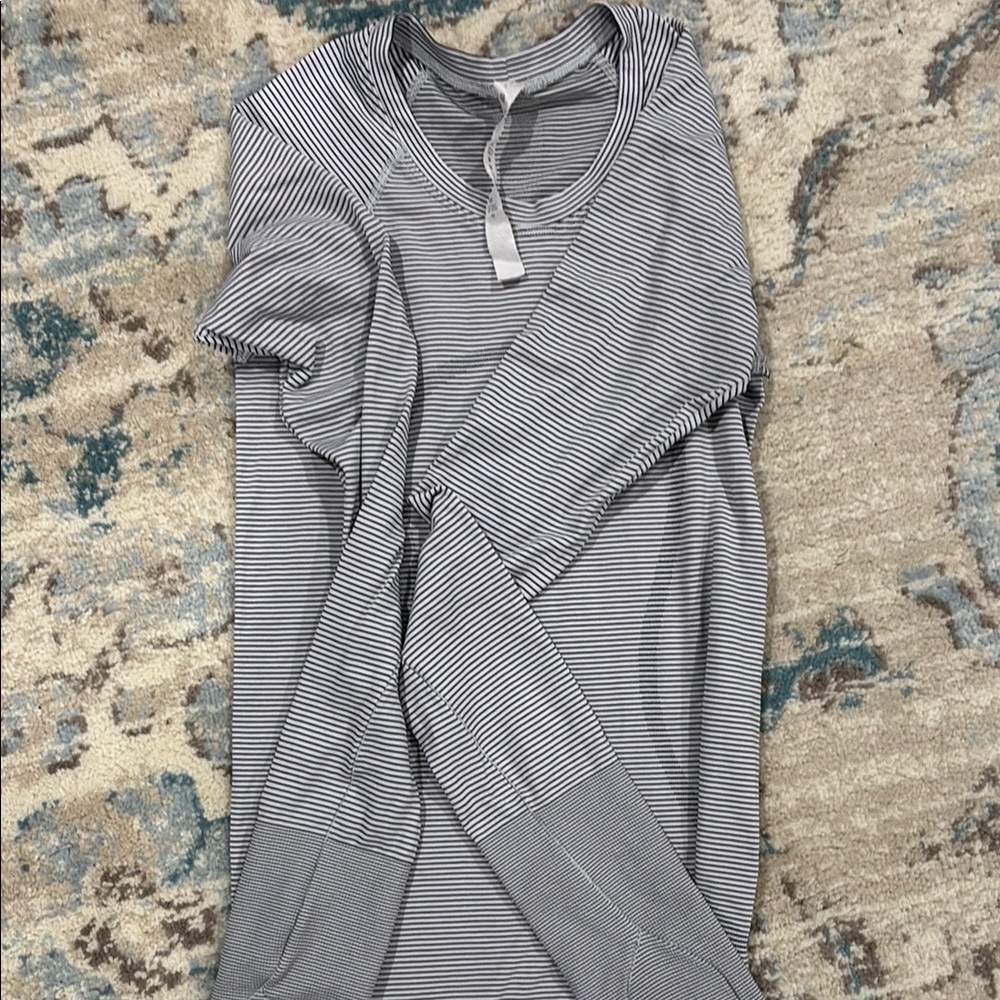 Lululemon Athletica Gray Long Sleeve Tee